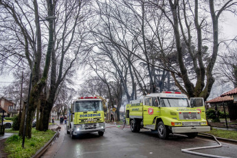 Mar del Plata, Argentina.- En las fotos tomadas el 21 de septiembre del 2023, bomberos y personal de Defensa Civil continúan trabajando luego que un incendio afectara una fábrica de plásticos este miércoles (20) en la ciudad de Mar del Plata, donde ocho dotaciones de bomberos combatieron el fuego sin que se registraran víctimas. Los motivos, tratan de establecerse en ese lugar.