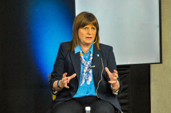 Jujuy, Argentina.- En las fotos tomadas el 25 de septiembre del 2023, la candidata presidencial de Juntos por el Cambio (JxC), Patricia Bullrich (foto), y el gobernador de Jujuy, Gerardo Morales, en conferencia de prensa. Bullrich, consideró que "hay un juego político" detrás de la campaña electoral en la cual supuestamente se busca polarizar las candidaturas del actual candidato del oficialismo, Sergio Massa, y del líder de La Libertad Avanza, Javier Milei.