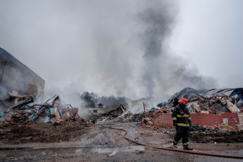 Mar del Plata, Argentina.- En las fotos tomadas el 21 de septiembre del 2023, bomberos y personal de Defensa Civil continúan trabajando luego que un incendio afectara una fábrica de plásticos este miércoles (20) en la ciudad de Mar del Plata, donde ocho dotaciones de bomberos combatieron el fuego sin que se registraran víctimas. Los motivos, tratan de establecerse en ese lugar.