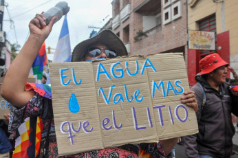 Jujuy, Argentina.- En las fotos tomadas el 18 de septiembre del 2023, comunidades indígenas que integran el Tercer Malón de la Paz marcharon en Jujuy en repudio a la reforma Constitucional y anunciaron que presentarán pedidos a los diferentes bloques legislativos para que se abstengan de sesionar por proyectos vinculados con la iniciativa oficial. La reforma, impulsada por el gobernador Gerardo Morales, fue aprobada y jurada el 20 de junio, cuando se desató una brutal represión policial contra manifestantes que causó numerosos detenidos y heridos.