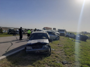 Córdoba, Argentina.- Photos taken on September 11, 2023 show a multiple crash on provincial route 13, between Villa del Rosario and Luque, in the Córdoba department of Río Segundo. Two people died in accidents that occurred on provincial route 13, between the Córdoba towns of Villa del Rosario and Luque, and on the Rosario-Córdoba highway, where at least 30 vehicles collided in a chain, and both crashes were caused by a cloud of land caused by strong winds that blew in those areas of the country.