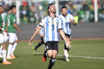 La Paz.- En la foto del 12 de septiembre de 2023, Nicolás Tagliafico festeja el segundo gol del seleccionado argentino, que sin Lionel Messi entre los jugadores disponibles, se enfrenta a su par de Bolivia en el estadio Hernando Siles de La Paz, ubicado a 3.650 metros de altura sobre el nivel del mar, por la segunda fecha de las Eliminatorias sudamericanas para el Mundial 2026.