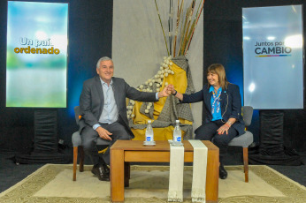 Jujuy, Argentina.- En las fotos tomadas el 25 de septiembre del 2023, la candidata presidencial de Juntos por el Cambio (JxC), Patricia Bullrich (derecha), y el gobernador de Jujuy, Gerardo Morales (izquierda), en conferencia de prensa. Bullrich, consideró que "hay un juego político" detrás de la campaña electoral en la cual supuestamente se busca polarizar las candidaturas del actual candidato del oficialismo, Sergio Massa, y del líder de La Libertad Avanza, Javier Milei.