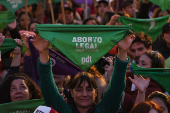 Buenos Aires, Argentina.- En las fotos tomadas el 28 de septiembre del 2023, miles de mujeres, diversidades, activistas independientes y organizaciones marcharon desde Plaza de Mayo hasta el Congreso en defensa del "aborto seguro y gratuito, por la ESI y por vidas dignas", "contra las derechas, el ajuste y el Fondo Monetario Internacional (FMI)", bajo el grito "la libertad es nuestra".