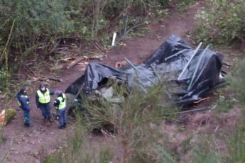 Neuquén, Argentina.- En las fotos tomadas el 21 de septiembre del 2023, muestra el lugar donde ocurrió un accidente tras el volcamiento de un camión militar en la ruta provincial 62, cerca de la turística ciudad de Neuquén. Al menos cuatro soldados murieron y 18 resultaron heridos en el accidente. En un comunicado el Ejército de Argentina, detalló que el accidente ocurrió cuando elementos del regimiento militar eran transportados por una ruta local hacia el cuartel de la contingente.