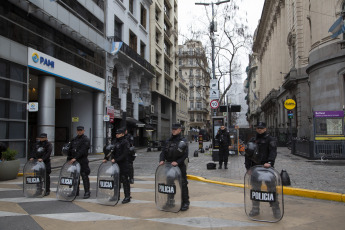 Buenos Aires, Argentina.- En la foto tomada el 4 de septiembre de 2023, el Encuentro Memoria, Verdad y Justicia, que nuclea a organizaciones de derechos humanos, políticas, sociales, sindicales y estudiantiles, repudió hoy frente a la Legislatura porteña la actividad prevista para esta tarde por la candidata a vicepresidenta por la Libertad Avanza (LLA), Victoria Villarruel, para 'homenajear a las víctimas del terrorismo'.