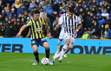 Rosario, Argentina.- En las fotos tomadas el 3 de septiembre del 2023, durante el partido entre Rosario Central y Talleres, de Córdoba en el Gigante de Arroyito, por la tercera fecha de la Zona A de la Copa de la Liga. Rosario Central venció 2 a 0 a Talleres. Los goles fueron convertidos por los volantes ofensivo Jaminton Campaz e Ignacio Malcorra, en el final del primer tiempo.