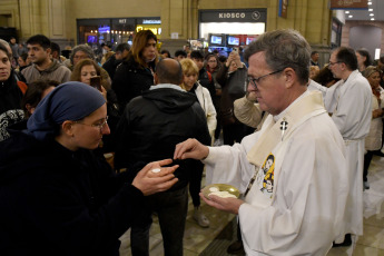 Buenos Aires, Argentina.- En las fotos tomadas el 26 de septiembre del 2023, el arzobispo de Buenos Aires, monseñor Jorge García Cuerva, celebró en Plaza Constitución una misa en solidaridad con las víctimas de trata de personas, con el lema "Por una sociedad sin esclavos ni excluidos". Se trata de una tradicional celebración que ya lleva 16 años consecutivos y que fue impulsada en sus inicios por el entonces arzobispo porteño Jorge Bergoglio, hoy papa Francisco.