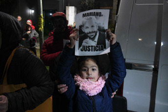 Buenos Aires, Argentina.- En las fotos tomadas el 6 de septiembre del 2023, muestra una concentración pacífica protagonizada por decenas de personas y varias figuras mediáticas, que se manifestaron frente a la vivienda del cirujano Aníbal Lotocki, donde pidieron "Justicia para Silvina Luna y todas las víctimas". En su gran mayoría había mujeres, pero también hombres que manifestaron su dolor y su indignación ante la muerte de Silvina Luna y Mariano Caprarola, ocurridas en el término de las últimas dos semanas.