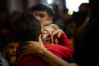 Salta, Argentina.- En las fotos tomadas el 14 de septiembre del 2023, miles de peregrinos, llegados de distintos puntos de Salta y de otras provincias protagonizaron un incesante paso frente a las imágenes del Señor y la Virgen del Milagro, en la catedral basílica de la capital salteña, en el marco de una de las fiestas religiosas más convocantes del país, que culmina este viernes (15), con la tradicional procesión.