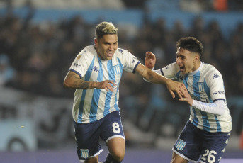 Buenos Aires, Argentina.- En las fotos tomadas el 3 de septiembre del 2023, Racing Club y Estudiantes de La Plata se enfrentaron en el estadio Presidente Perón, de la localidad bonaerense de Avellaneda, en un encuentro válido por la tercera jornada de la Zona B de la Copa de la Liga Profesional. Racing se repuso del tropiezo en la Copa Libertadores, venció 2-1 a Estudiantes, con goles de Gonzalo Piovi y Juanfer Quintero. Méndez, de penal, sobre el final, descontó para la visita.