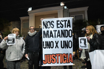 Buenos Aires, Argentina.- En las fotos tomadas el 6 de septiembre del 2023, muestra una concentración pacífica protagonizada por decenas de personas y varias figuras mediáticas, que se manifestaron frente a la vivienda del cirujano Aníbal Lotocki, donde pidieron "Justicia para Silvina Luna y todas las víctimas". En su gran mayoría había mujeres, pero también hombres que manifestaron su dolor y su indignación ante la muerte de Silvina Luna y Mariano Caprarola, ocurridas en el término de las últimas dos semanas.