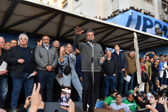 Buenos Aires, Argentina.- En las fotos tomadas el 11 de septiembre del 2023, el ministro de Economía, Sergio Massa (centro), anunció en Plaza de Mayo ante una multitud de trabajadores que a partir del 1 de octubre próximo el nuevo piso del Impuesto a las Ganancias subirá hasta 1.770.000 pesos mensuales, lo que reducirá su impacto en los sueldos y las jubilaciones, todo con ajustes semestrales.