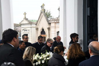 Buenos Aires, Argentina.- En las fotos tomadas el 6 de septiembre del 2023, familiares y amigos despidieron los restos de Silvina Luna en el Panteón de Actores del Cementerio de Chacarita en Buenos Aires. A casi una semana de su muerte, se realizó la despedida a la modelo y actriz Silvina Luna que falleció el jueves pasado a los 43 años tras las complicaciones de salud que le produjo una intervención estética y mala praxis del cirujano Aníbal Lotocki en 2011.