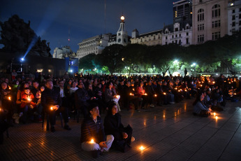 Buenos Aires, Argentina.- En las fotos tomadas el 10 de septiembre del 2023, durante un emotivo espectáculo audiovisual en la explanada del Centro Cultural Kirchner (CCK), donde artistas de Argentina y Chile interpretaron grandes obras de la música popular trasandina, ante un público que acompañó con banderas, velas y hasta un altar en memoria de los desaparecidos en dictadura al cumplirse 50 años del golpe cívico-militar contra el gobierno democrático de Salvador Allende en Chile.