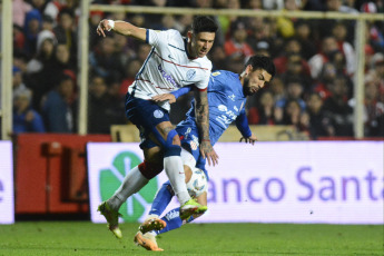 Santa Fe de la Vera Cruz, Argentina.- En las fotos tomadas el 4 de septiembre del 2023, durante el partido entre Unión y San Lorenzo en el duelo que cerró la tercera fecha de la Copa de la Liga Profesional (LPF) en el Estadio15 de Abril. Unión de Santa Fe (5 puntos) empató 1-1 con San Lorenzo (5), que terminó con dos jugadores menos. El delantero paraguayo Adam Bareiro (Pt. 24m.) abrió la cuenta para el Ciclón; mientras que el atacante Gonzalo Morales (St. 31m.), estableció la paridad para el elenco santafesino.