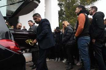 Buenos Aires, Argentina.- En las fotos tomadas el 6 de septiembre del 2023, familiares y amigos despidieron los restos de Silvina Luna en el Panteón de Actores del Cementerio de Chacarita en Buenos Aires. A casi una semana de su muerte, se realizó la despedida a la modelo y actriz Silvina Luna que falleció el jueves pasado a los 43 años tras las complicaciones de salud que le produjo una intervención estética y mala praxis del cirujano Aníbal Lotocki en 2011.