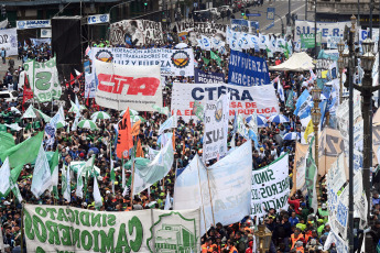 Buenos Aires, Argentina.- In the photos taken on September 19, 2023, the labor movement mobilized in Congress in support of the elimination of the Income Tax. The CGT and the Autonomous and Workers CTA, as well as a varied range of union spaces such as the CATT, the Fresimona and the Federal Current (CFT), mobilized to support the analysis and approval of the bill to eliminate the Tax on the Profits for the fourth category that will be discussed in the Chamber of Deputies.