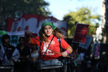 Buenos Aires, Argentina.- En las fotos tomadas el 28 de septiembre del 2023, miles de mujeres, diversidades, activistas independientes y organizaciones marcharon desde Plaza de Mayo hasta el Congreso en defensa del "aborto seguro y gratuito, por la ESI y por vidas dignas", "contra las derechas, el ajuste y el Fondo Monetario Internacional (FMI)", bajo el grito "la libertad es nuestra".