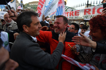 Buenos Aires, Argentina.- En las fotos tomadas el 11 de septiembre del 2023, el ministro de Economía, Sergio Massa (izquierda), anunció en Plaza de Mayo ante una multitud de trabajadores que a partir del 1 de octubre próximo el nuevo piso del Impuesto a las Ganancias subirá hasta 1.770.000 pesos mensuales, lo que reducirá su impacto en los sueldos y las jubilaciones, todo con ajustes semestrales.