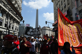 Buenos Aires, Argentina.- In the photos taken on September 27, 2023, militants from the Libres del Sur group and the social organizations grouped in the Unidad Piquetera bloc demonstrated at the Ministry of Labor, demanding an increase in wages. minimum, considering that it is "below the level of indigence" and that its increase "is a direct responsibility of the Government."