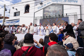 Buenos Aires, Argentina.- En las fotos tomadas el 5 de septiembre del 2023, el Equipo de Curas de villas y barrios populares de Buenos Aires y Gran Buenos Aires participan de una misa "en desagravio por los ultrajes" a la figura del papa Francisco vertidos durante la campaña electoral, en particular por parte del candidato presidencial de La Libertad Avanza (LLA), Javier Milei.