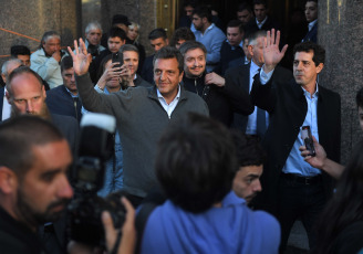 Buenos Aires, Argentina.- En las fotos tomadas el 11 de septiembre del 2023, el ministro de Economía, Sergio Massa (centro), anunció en Plaza de Mayo ante una multitud de trabajadores que a partir del 1 de octubre próximo el nuevo piso del Impuesto a las Ganancias subirá hasta 1.770.000 pesos mensuales, lo que reducirá su impacto en los sueldos y las jubilaciones, todo con ajustes semestrales.