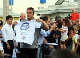 Misiones.- En la foto tomada el 18 de septiembre de 2023, el ministro de Economía y candidato presidencial de Unión por la Patria (UxP), Sergio Massa, volvió a defender el federalismo y el rol del Estado nacional, y en este sentido advirtió que la iniciativa de Javier Milei de eliminar la coparticipación es dejar a las provincias “a la buena de Dios”, sin posibilidad de afrontar las inversiones y los proyectos que tienen en marcha, dijo durante un acto en Misiones.