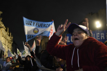 Buenos Aires, Argentina.- En las fotos tomadas el 19 de septiembre del 2023, el movimiento obrero se movilizó al Congreso en apoyo a la eliminación del impuesto a las Ganancias. La CGT y las CTA Autónoma y de los Trabajadores, así como una variada gama de espacios sindicales como la CATT, el Fresimona y la Corriente Federal (CFT), se movilizaron para apoyar el análisis y aprobación del proyecto de ley de eliminación del Impuesto a las Ganancias para la cuarta categoría que se tratará en la Cámara de Diputados.