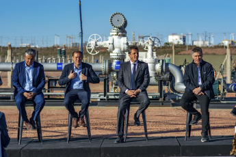 Neuquén, Argentina.- In the photos taken on September 26, 2023, the Minister of Economy and presidential candidate, Sergio Massa (2nd right), during an event at the Vaca Muerta oil pipeline. Massa announced the implementation, from October and extendable until the end of November, of a differential dollar scheme for hydrocarbon exporters in the Vaca Muerta basin and will thus seek to promote the settlement of some USD 1.2 billion.