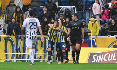 Rosario, Argentina.- En las fotos tomadas el 3 de septiembre del 2023, durante el partido entre Rosario Central y Talleres, de Córdoba en el Gigante de Arroyito, por la tercera fecha de la Zona A de la Copa de la Liga. Rosario Central venció 2 a 0 a Talleres. Los goles fueron convertidos por los volantes ofensivo Jaminton Campaz e Ignacio Malcorra, en el final del primer tiempo.