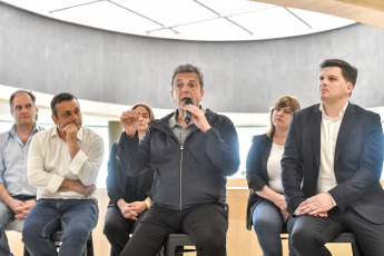 Buenos Aires, Argentina.- En las fotos tomadas el 18 de septiembre del 2023, el ministro de Economía, Sergio Massa (centro), lanzó el Programa "Insertar" la nueva medida que tiene por objetivo la creación de puestos de trabajo en pequeñas y medianas empresas, ampliar la oferta de trabajo calificado y fortalecer la competitividad local para la generación de empleo en actividades vinculadas con ese sector.