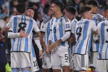 Buenos Aires.- En la foto tomada el 7 de septiembre de 2023, con gol de Lionel Messi de tiro libre, Argentina le gana 1 a 0 a Ecuador. Argentina, el campeón mundial liderado por su capitán Lionel Messi, inicia esta noche su camino hacia la defensa del título en el Mundial 2026 de Estados Unidos, México y Canadá, cuando reciba a Ecuador en el estadio Monumental.