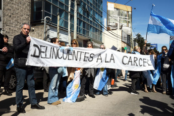 Buenos Aires.- En la foto tomada el 18 de septiembre de 2023, familiares y amigos de Andrés Blaquier (62), el empresario asesinado de un tiro en el pecho el 29 de octubre del año por delincuentes que le robaron la moto mientras circulaba por la autopista Panamericana, reclamaban hoy justicia con carteles y banderas argentinas frente a los tribunales de menores de San Isidro, donde dos adolescentes de 17 años comenzaron a ser juzgados por el crimen.