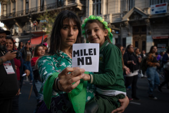 Buenos Aires, Argentina.- En las fotos tomadas el 28 de septiembre del 2023, miles de mujeres, diversidades, activistas independientes y organizaciones marcharon desde Plaza de Mayo hasta el Congreso en defensa del "aborto seguro y gratuito, por la ESI y por vidas dignas", "contra las derechas, el ajuste y el Fondo Monetario Internacional (FMI)", bajo el grito "la libertad es nuestra".