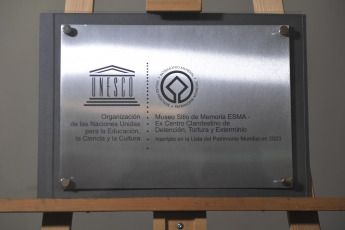 Buenos Aires, Argentina.- En las fotos tomadas el 26 de septiembre del 2023, un emotivo acto con la participación de sobrevivientes, organismos y trabajadores de la Secretaría de Derechos Humanos, el Museo Sitio de Memoria ESMA instaló una placa conmemorativa por haber sido declarado Patrimonio Mundial de la Unesco la semana pasada.