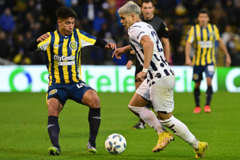 Rosario, Argentina.- En las fotos tomadas el 3 de septiembre del 2023, durante el partido entre Rosario Central y Talleres, de Córdoba en el Gigante de Arroyito, por la tercera fecha de la Zona A de la Copa de la Liga. Rosario Central venció 2 a 0 a Talleres. Los goles fueron convertidos por los volantes ofensivo Jaminton Campaz e Ignacio Malcorra, en el final del primer tiempo.