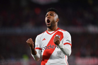 Buenos Aires, Argentina.- En las fotos tomadas el 17 de septiembre del 2023, River Plate se enfrentó al Arsenal de Sarandí, por la cuarta fecha de la Zona B de la Copa de la Liga en el Estadio el Monumental. River Plate derrotó 3-1 a Arsenal, el equipo de Martín Demichelis se impuso con un gol de Nicolás De la Cruz y dos anotaciones de Miguel Borja.