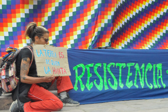 Jujuy, Argentina.- En las fotos tomadas el 18 de septiembre del 2023, comunidades indígenas que integran el Tercer Malón de la Paz marcharon en Jujuy en repudio a la reforma Constitucional y anunciaron que presentarán pedidos a los diferentes bloques legislativos para que se abstengan de sesionar por proyectos vinculados con la iniciativa oficial. La reforma, impulsada por el gobernador Gerardo Morales, fue aprobada y jurada el 20 de junio, cuando se desató una brutal represión policial contra manifestantes que causó numerosos detenidos y heridos.