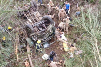 Neuquén, Argentina.- En las fotos tomadas el 21 de septiembre del 2023, muestra el lugar donde ocurrió un accidente tras el volcamiento de un camión militar en la ruta provincial 62, cerca de la turística ciudad de Neuquén. Al menos cuatro soldados murieron y 18 resultaron heridos en el accidente. En un comunicado el Ejército de Argentina, detalló que el accidente ocurrió cuando elementos del regimiento militar eran transportados por una ruta local hacia el cuartel de la contingente.