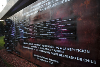 Buenos Aires, Argentina.- En las fotos tomadas el 5 de septiembre del 2023, la embajada de Chile en Buenos Aires, en el marco de la conmemoración de los 50 años del golpe militar en Chile, y la celebración de los 40 años del retorno de la democracia en la Argentina, inauguró un Memorial Conmemorativo, levantado en uno de los muros exteriores de esa sede diplomática, con los nombres de 101 detenidos desaparecidos y ejecutados políticos chilenos en la Argentina.