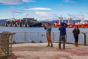 Tierra del Fuego, Argentina.- En las fotos tomadas el 25 de septiembre del 2023, muestra la ciudad portuaria de Ushuaia, Argentina. El gobierno de Tierra del Fuego dio por iniciada la temporada de cruceros turísticos 2023/2024 y anunció que se espera un período récord con 548 recaladas y 195 mil cruceristas que arribarán al puerto de la ciudad.