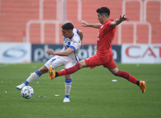 Mendoza, Argentina.- En las fotos tomadas el 17 de septiembre del 2023, durante el partido entre Godoy Cruz y Belgrano por la cuarta fecha de la Zona B de la Copa de la Liga en el Estadio Malvinas Argentinas. Godoy Cruz de Mendoza igualó sin goles con Belgrano de Córdoba en un encuentro marcado por la violencia, ya que hubo incidentes dentro y fuera del estadio. Hubo disparos, gases, corridas, piedrazos y familias amontonadas en la tribuna popular que fueron trasladados a la platea lindante.