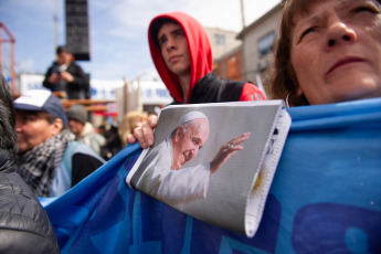 Buenos Aires, Argentina.- En las fotos tomadas el 5 de septiembre del 2023, el Equipo de Curas de villas y barrios populares de Buenos Aires y Gran Buenos Aires participan de una misa "en desagravio por los ultrajes" a la figura del papa Francisco vertidos durante la campaña electoral, en particular por parte del candidato presidencial de La Libertad Avanza (LLA), Javier Milei.