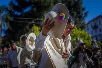 Salta, Argentina.- En las fotos tomadas el 14 de septiembre del 2023, miles de peregrinos, llegados de distintos puntos de Salta y de otras provincias protagonizaron un incesante paso frente a las imágenes del Señor y la Virgen del Milagro, en la catedral basílica de la capital salteña, en el marco de una de las fiestas religiosas más convocantes del país, que culmina este viernes (15), con la tradicional procesión.