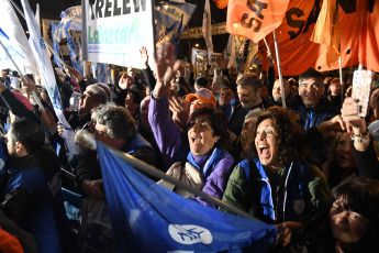 Buenos Aires, Argentina.- En las fotos tomadas el 19 de septiembre del 2023, el movimiento obrero se movilizó al Congreso en apoyo a la eliminación del impuesto a las Ganancias. La CGT y las CTA Autónoma y de los Trabajadores, así como una variada gama de espacios sindicales como la CATT, el Fresimona y la Corriente Federal (CFT), se movilizaron para apoyar el análisis y aprobación del proyecto de ley de eliminación del Impuesto a las Ganancias para la cuarta categoría que se tratará en la Cámara de Diputados.