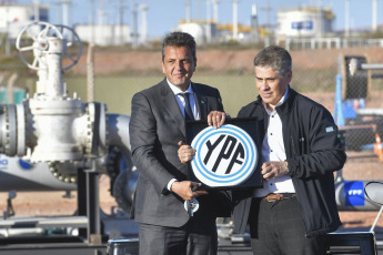 Neuquén, Argentina.- In the photos taken on September 26, 2023, the Minister of Economy and presidential candidate, Sergio Massa (left), during an event at the Vaca Muerta oil pipeline. Massa announced the implementation, from October and extendable until the end of November, of a differential dollar scheme for hydrocarbon exporters in the Vaca Muerta basin and will thus seek to promote the settlement of some USD 1.2 billion.