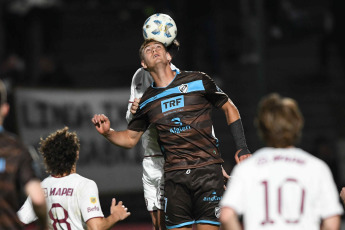 Buenos Aires, Argentina.- En las fotos tomadas el 14 de septiembre del 2023, durante el partido entre Platense y Lanús en un partido válido por la cuarta fecha de la Zona B de la Copa de la Liga en el Estadio Ciudad de Vicente López. Platense revirtió el resultado ante Lanús, ganó 2-1 y comenzó arriba por el gol del Loco Díaz. Sin embargo, en el segundo tiempo, el Calamar dio vuelta el partido por los goles de Vázquez y Ocampo. Así, cosechó su primera victoria en la Copa de la Liga.