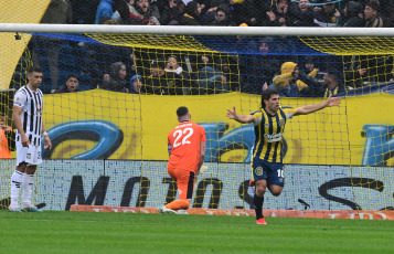 Rosario, Argentina.- En las fotos tomadas el 3 de septiembre del 2023, durante el partido entre Rosario Central y Talleres, de Córdoba en el Gigante de Arroyito, por la tercera fecha de la Zona A de la Copa de la Liga. Rosario Central venció 2 a 0 a Talleres. Los goles fueron convertidos por los volantes ofensivo Jaminton Campaz e Ignacio Malcorra, en el final del primer tiempo.