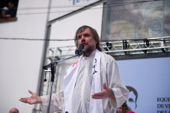 Buenos Aires, Argentina.- En las fotos tomadas el 5 de septiembre del 2023, el Equipo de Curas de villas y barrios populares de Buenos Aires y Gran Buenos Aires participan de una misa "en desagravio por los ultrajes" a la figura del papa Francisco vertidos durante la campaña electoral, en particular por parte del candidato presidencial de La Libertad Avanza (LLA), Javier Milei.